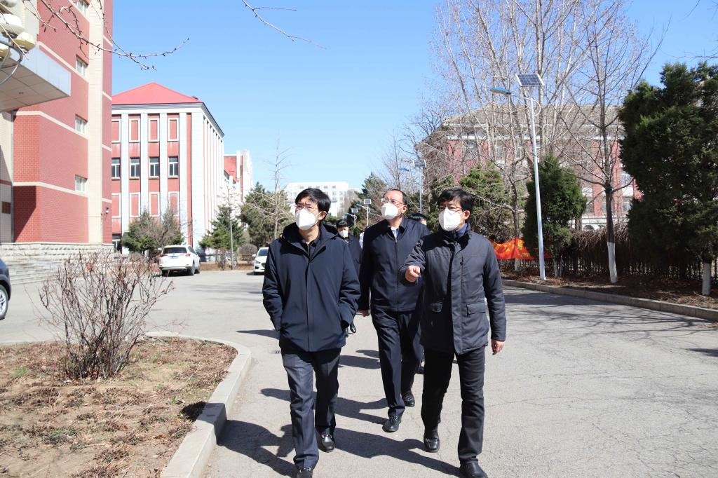 沈阳市委常委、宣传部部长、市委教科工委书记于振明一行到我校校本部督导检查疫情防控工作
